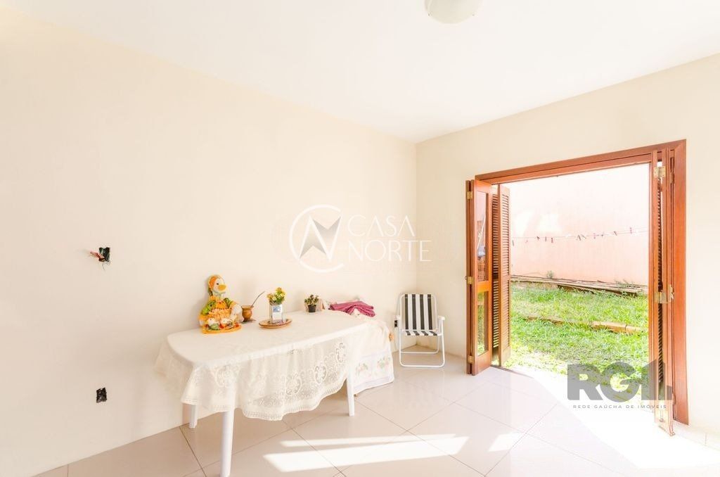 Casa de Condomínio à venda com 3 quartos, 166m², 1 suíte, 2 vagas, Rua Ponciano Pacheco da Silveira no bairro Guarujá em Porto Alegre