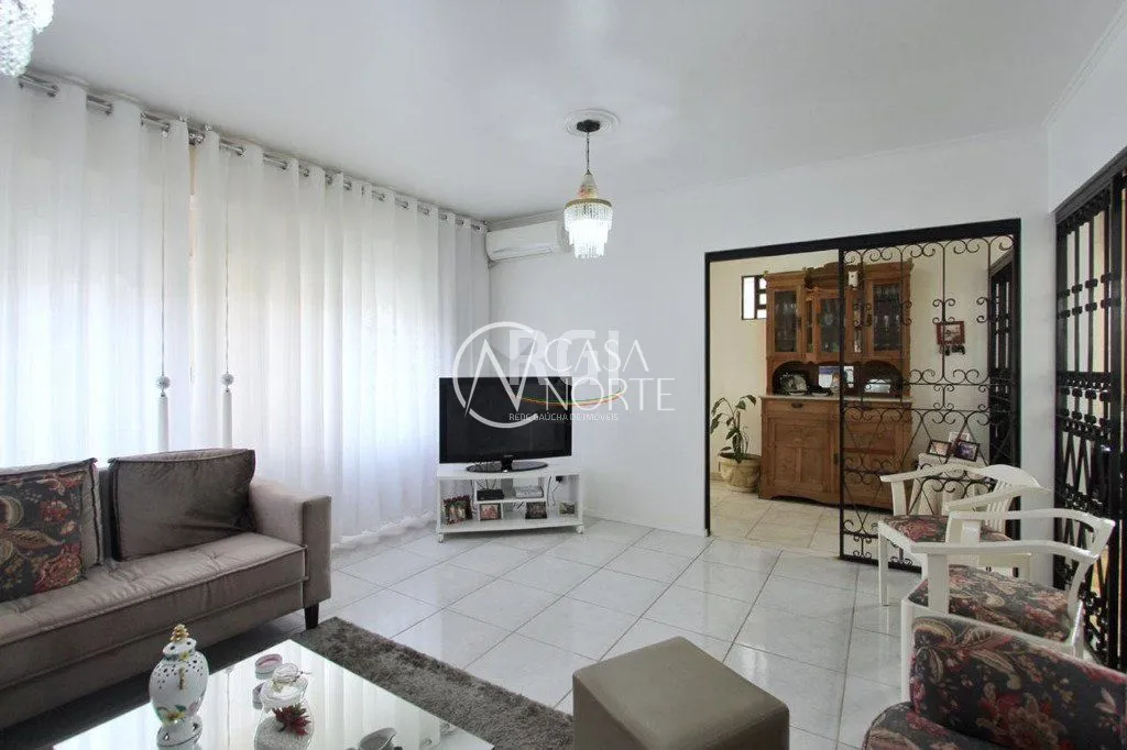 Casa à venda com 4 quartos, 247m², 1 suíte, 2 vagas, Rua Cangussu no bairro Nonoai em Porto Alegre