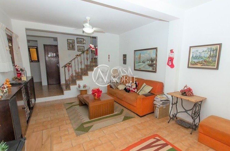 Casa à venda com 3 quartos, 240m², 1 suíte, 3 vagas, Rua Augusto Attilio Giordani no bairro São Sebastião em Porto Alegre
