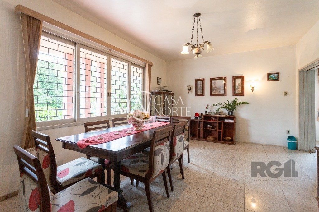 Casa à venda com 4 quartos, 244m², 3 vagas, Rua Esteio no bairro Cavalhada em Porto Alegre