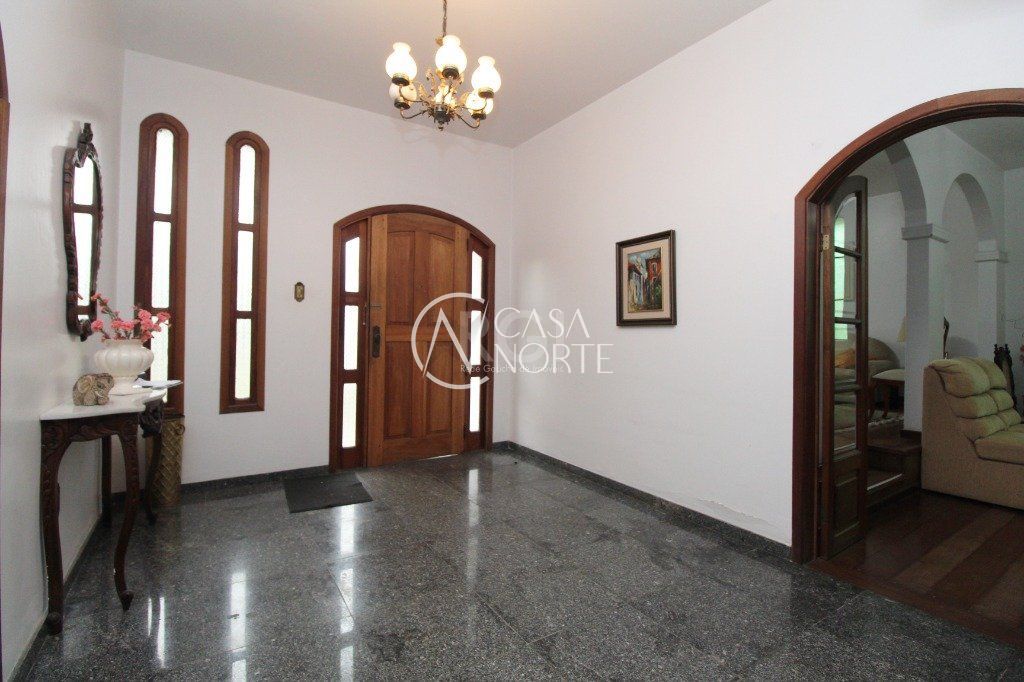 Casa à venda com 6 quartos, 406m², 6 suítes, 2 vagas, Praça Lima Duarte no bairro Chácara das Pedras em Porto Alegre