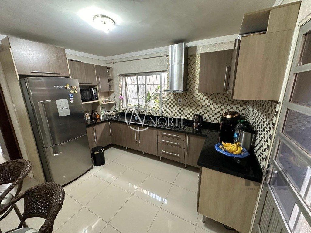 Casa à venda com 4 quartos, 160m², 1 vaga, Rua Sérgio Porto no bairro Farrapos em Porto Alegre