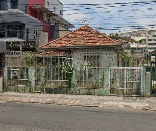 Casa à venda com 3 quartos, 192m², 3 vagas, Avenida Doutor Carlos Barbosa no bairro Medianeira em Porto Alegre