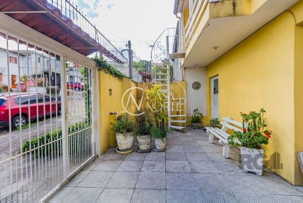 Casa à venda com 5 quartos, 308m², 1 suíte, 4 vagas, Rua Doutor Luiz da Silva Flores no bairro Teresópolis em Porto Alegre