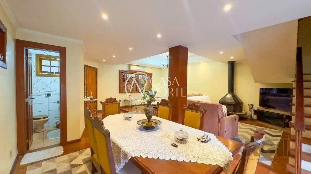 Casa à venda com 4 quartos, 371m², 3 suítes, 2 vagas, Rua Gregório da Fonseca no bairro Nonoai em Porto Alegre