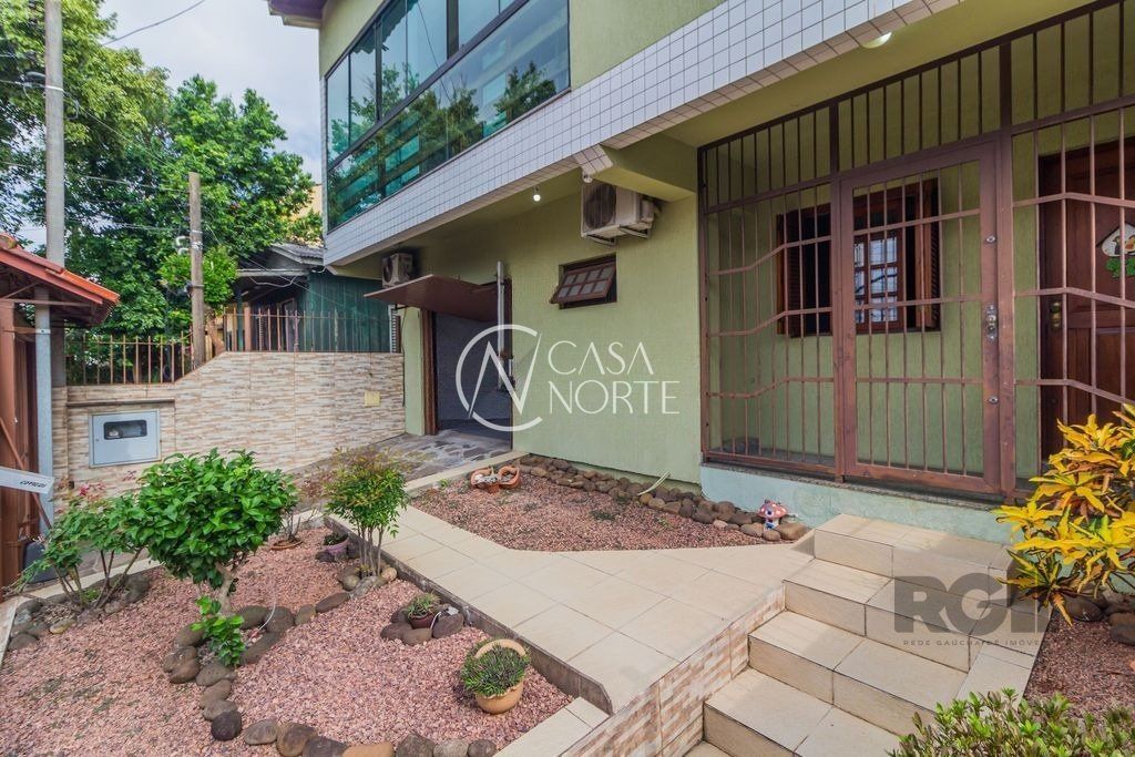 Casa à venda com 4 quartos, 281m², 1 suíte, 3 vagas, Rua Bento Rosa no bairro Sarandi em Porto Alegre