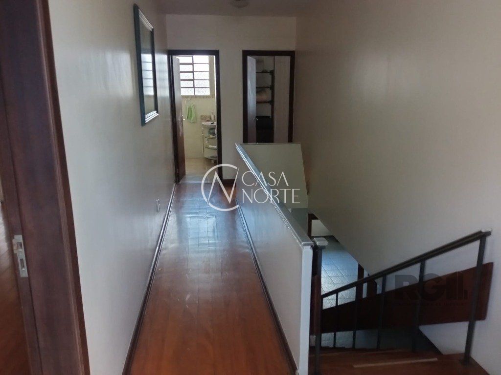 Casa à venda com 4 quartos, 330m², 1 suíte, 3 vagas, Rua Fagundes Varela no bairro Santo Antônio em Porto Alegre