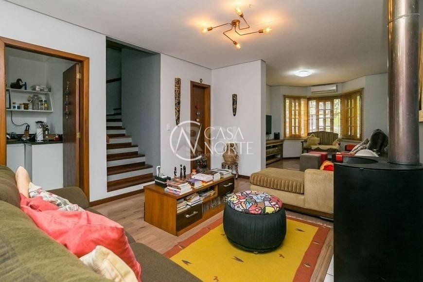 Casa à venda com 3 quartos, 147m², 1 suíte, 3 vagas, Rua Criciuma no bairro Guarujá em Porto Alegre