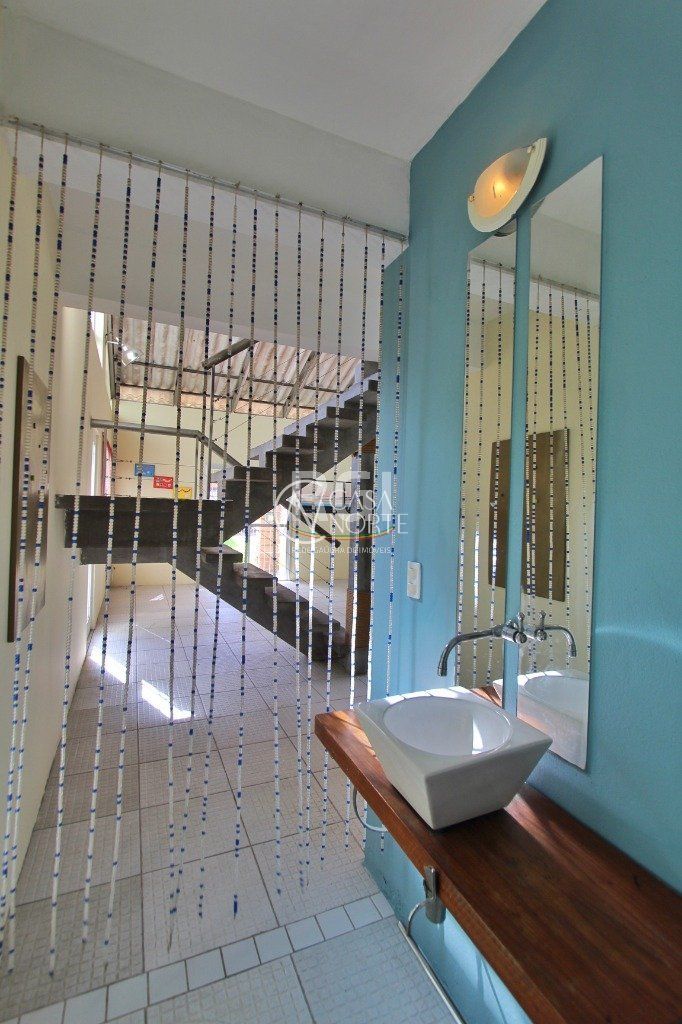 Casa à venda com 3 quartos, 199m², 1 suíte, 4 vagas, Rua Upamaroti no bairro Cristal em Porto Alegre