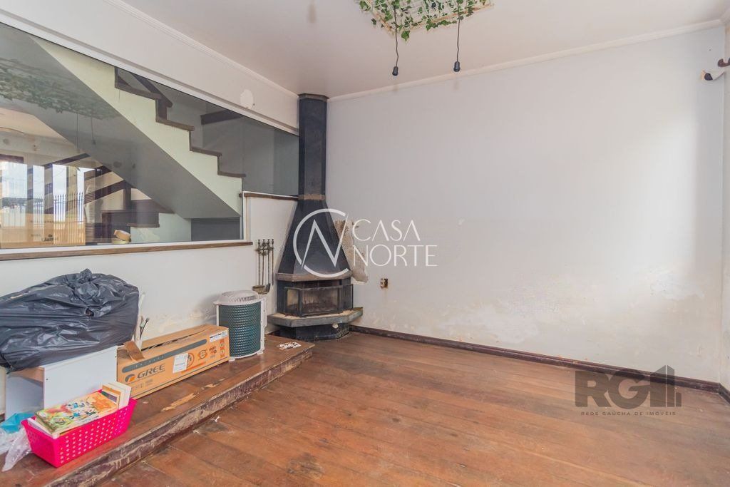 Casa à venda com 3 quartos, 240m², 1 suíte, 6 vagas, Rua Jacob Philippsen no bairro Sarandi em Porto Alegre