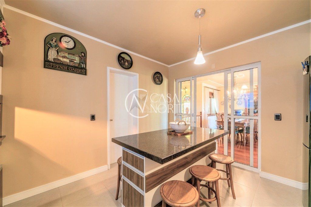 Casa à venda com 3 quartos, 284m², 1 suíte, 4 vagas, Rua Maestro Salvador Campanella no bairro Jardim Itu em Porto Alegre