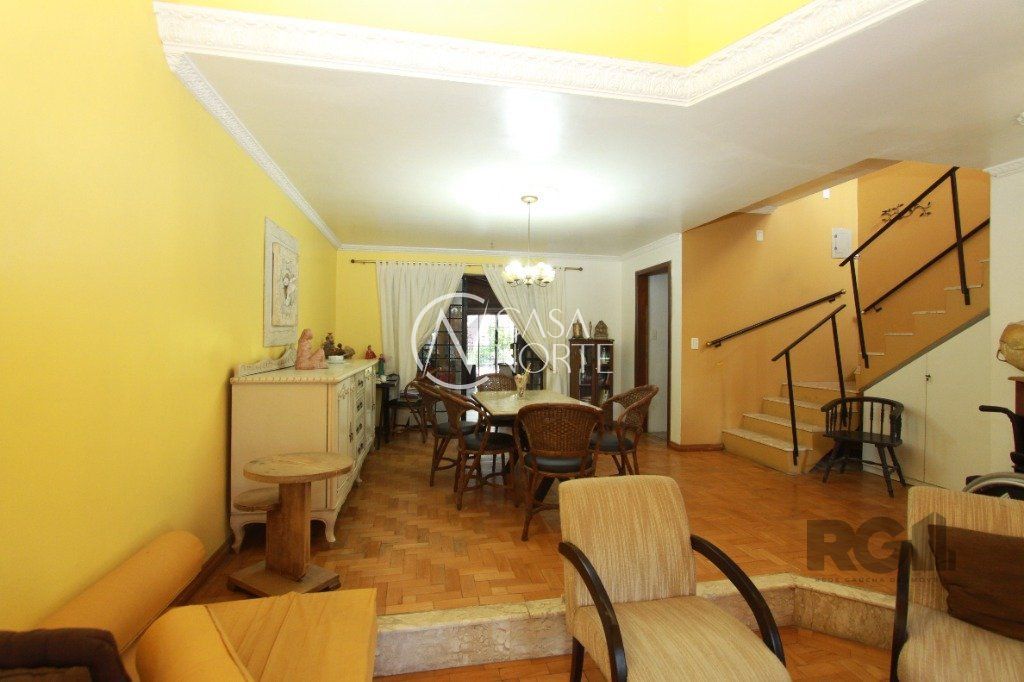 Casa à venda com 3 quartos, 200m², 1 suíte, 2 vagas, Rua Gomes de Freitas no bairro Jardim Itu em Porto Alegre