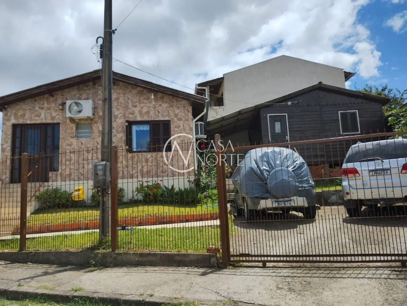 Casa à venda com 3 quartos, 111m², 3 vagas, Rua Siegfried Gunther Fischer no bairro Jardim Botânico em Porto Alegre