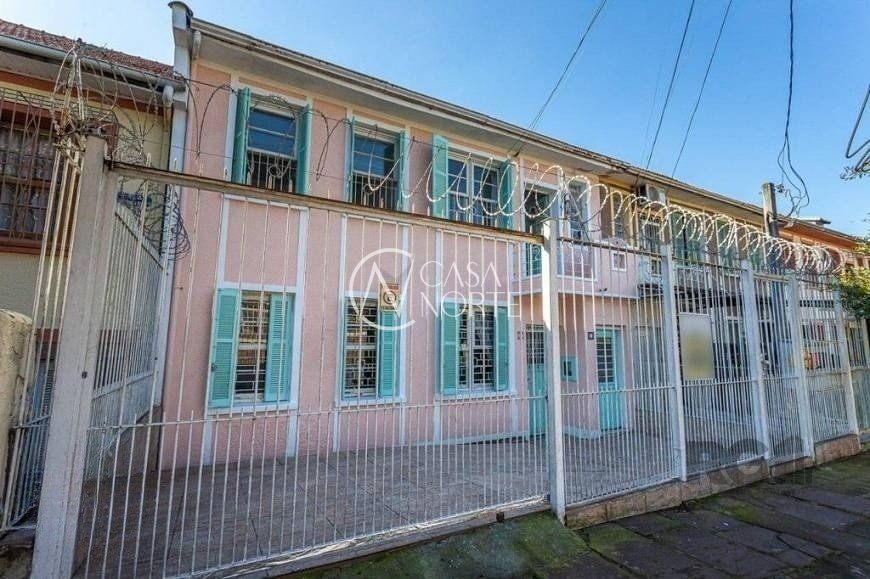 Casa à venda com 4 quartos, 165m², 2 vagas, Rua Nossa Senhora Medianeira no bairro Medianeira em Porto Alegre