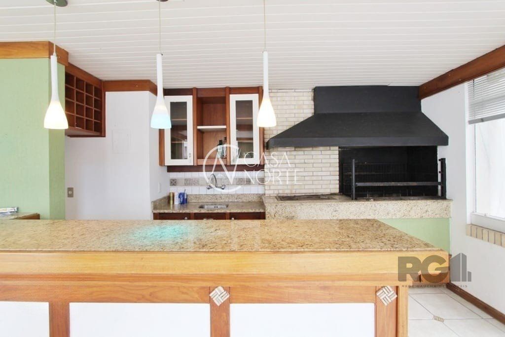 Casa à venda com 4 quartos, 324m², 2 suítes, 2 vagas, Rua Indianapolis no bairro Três Figueiras em Porto Alegre