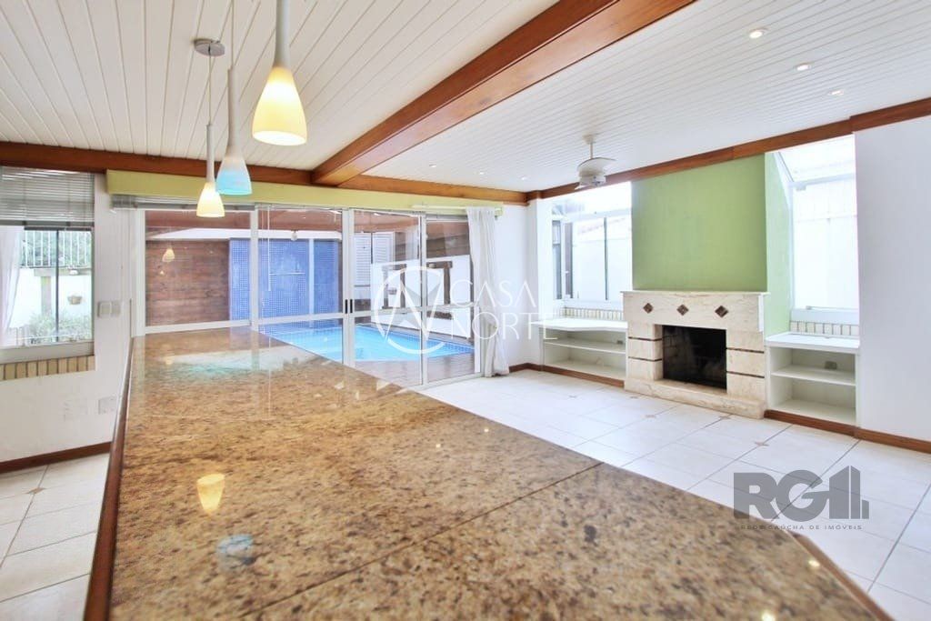 Casa à venda com 4 quartos, 324m², 2 suítes, 2 vagas, Rua Indianapolis no bairro Três Figueiras em Porto Alegre