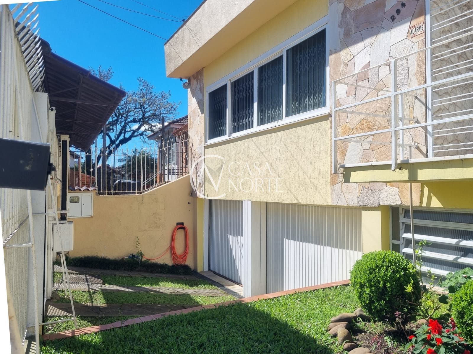 Casa à venda com 3 quartos, 280m², 1 suíte, 2 vagas, Rua Silvério Souto no bairro Teresópolis em Porto Alegre
