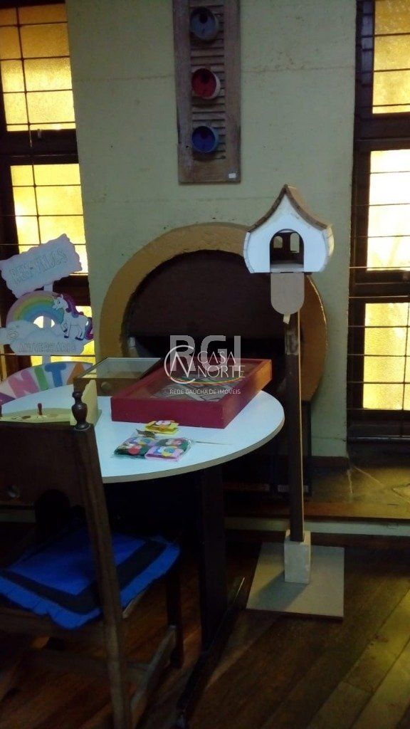 Casa à venda com 4 quartos, 500m², 2 vagas, Rua Gregorio da Fonseca no bairro Nonoai em Porto Alegre