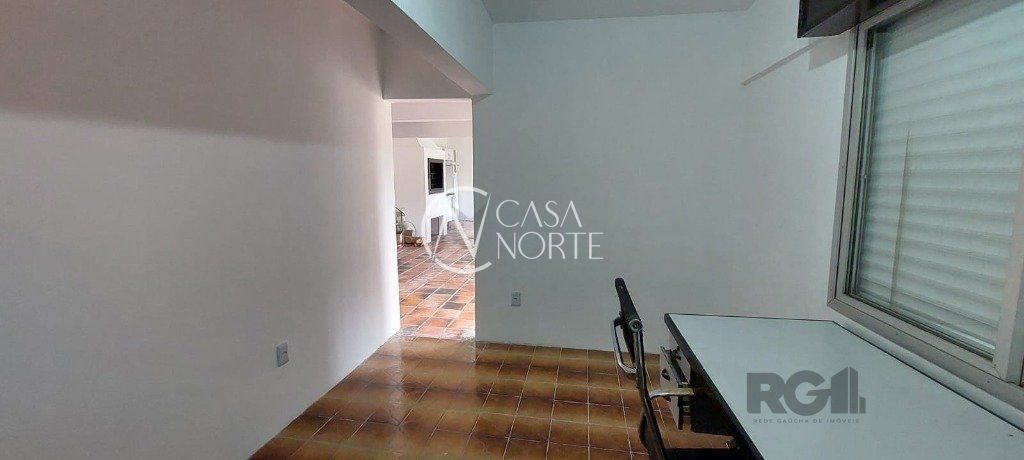 Casa à venda com 3 quartos, 162m², 1 suíte, 4 vagas, Rua Dom Jaime de Barros Câmara no bairro Sarandi em Porto Alegre