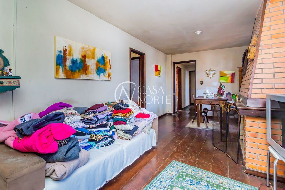 Casa à venda com 3 quartos, 210m², 1 suíte, 3 vagas, Rua Souza Lobo no bairro Vila Jardim em Porto Alegre