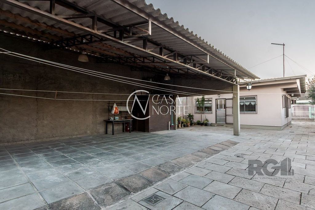 Casa à venda com 4 quartos, 200m², 4 vagas, Rua João Wilson de Almeida no bairro Santa Rosa de Lima em Porto Alegre