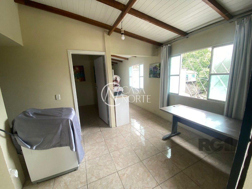 Casa à venda com 2 quartos, 10952m², 2 vagas, Rua Figueira Centenaria no bairro Vila Nova em Porto Alegre