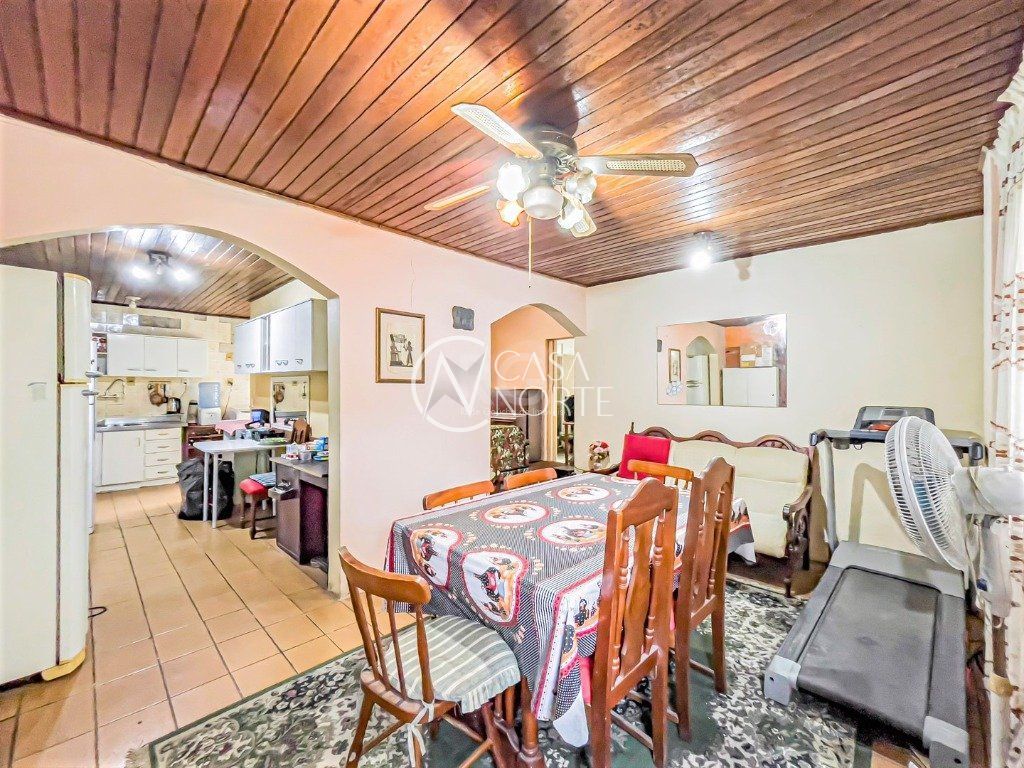 Casa à venda com 3 quartos, 212m², 3 vagas, Rua Afonso Pena no bairro Azenha em Porto Alegre