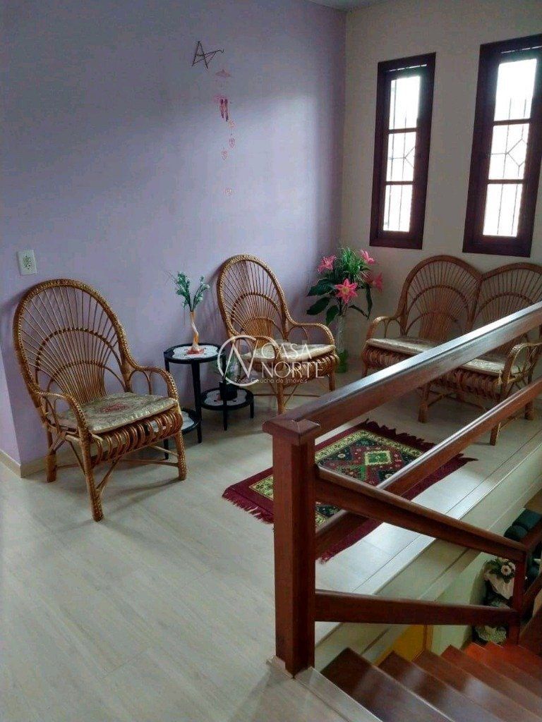 Casa à venda com 4 quartos, 320m², 2 vagas, Rua Miguel Ascoleze no bairro Vila Nova em Porto Alegre