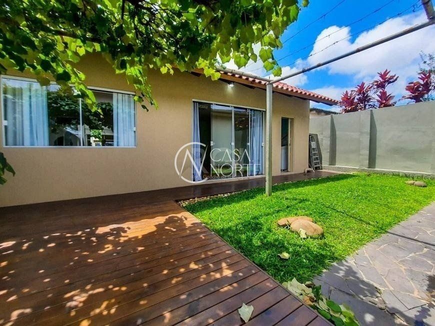 Casa à venda com 3 quartos, 250m², 2 suítes, 3 vagas, Rua Ibiruba no bairro Cavalhada em Porto Alegre