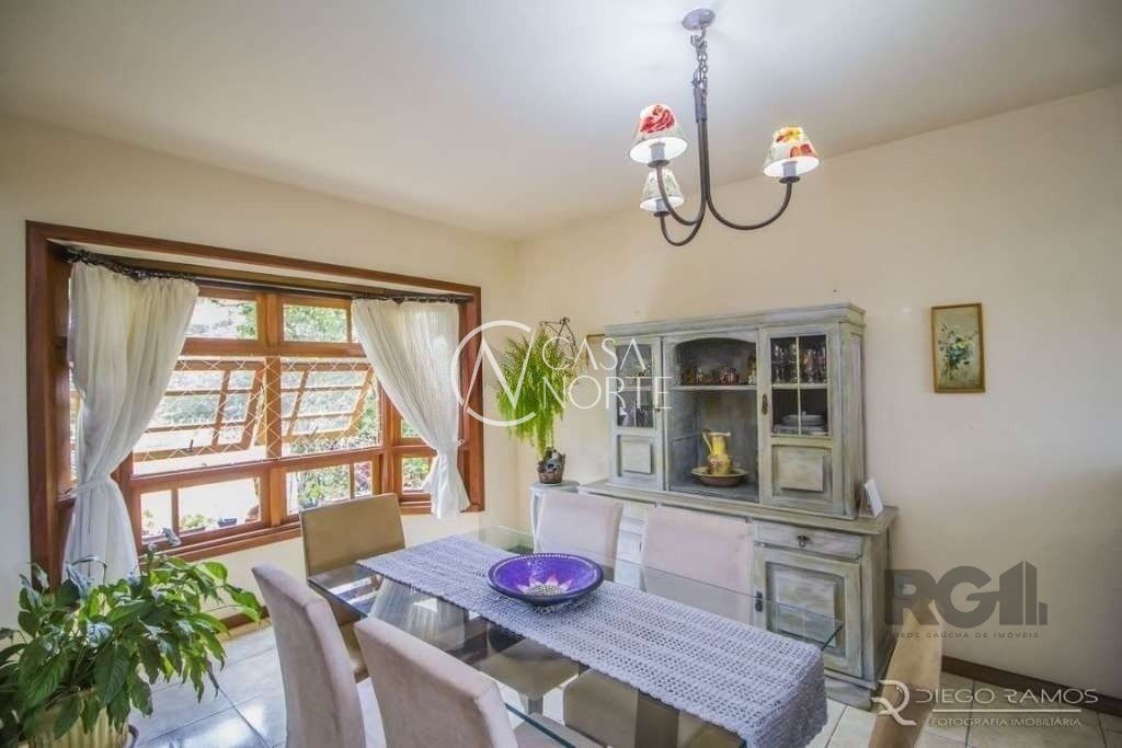 Casa à venda com 4 quartos, 222m², 1 suíte, 3 vagas, Rua Caieira no bairro Medianeira em Porto Alegre