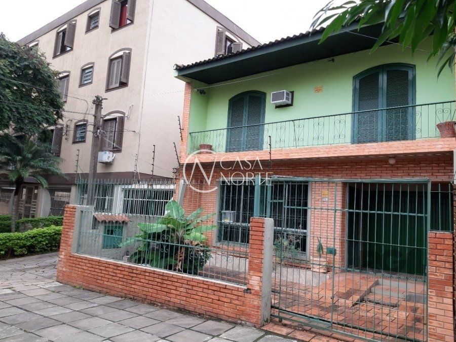 Casa à venda com 3 quartos, 130m², 1 suíte, 5 vagas, Rua Surupa no bairro Jardim Botânico em Porto Alegre