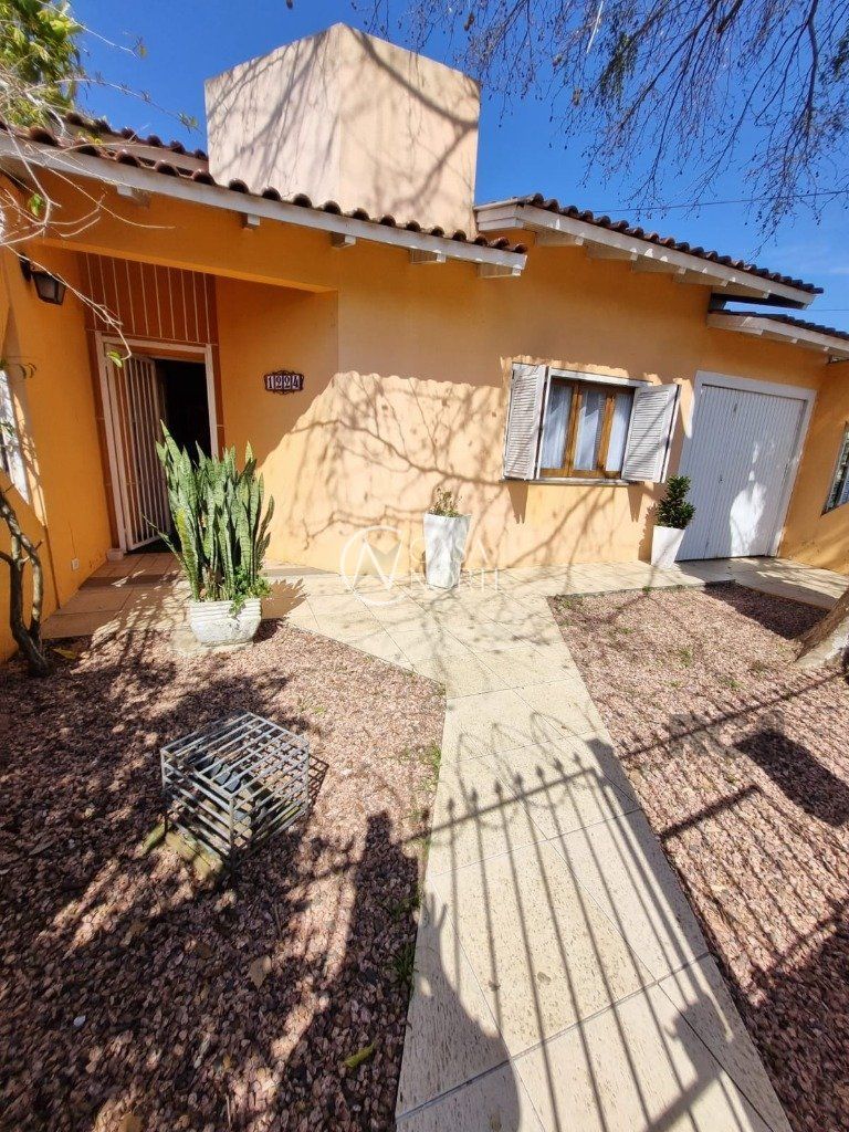 Casa à venda com 5 quartos, 228m², 1 suíte, 3 vagas, Rua Paulino Azurenha no bairro Partenon em Porto Alegre