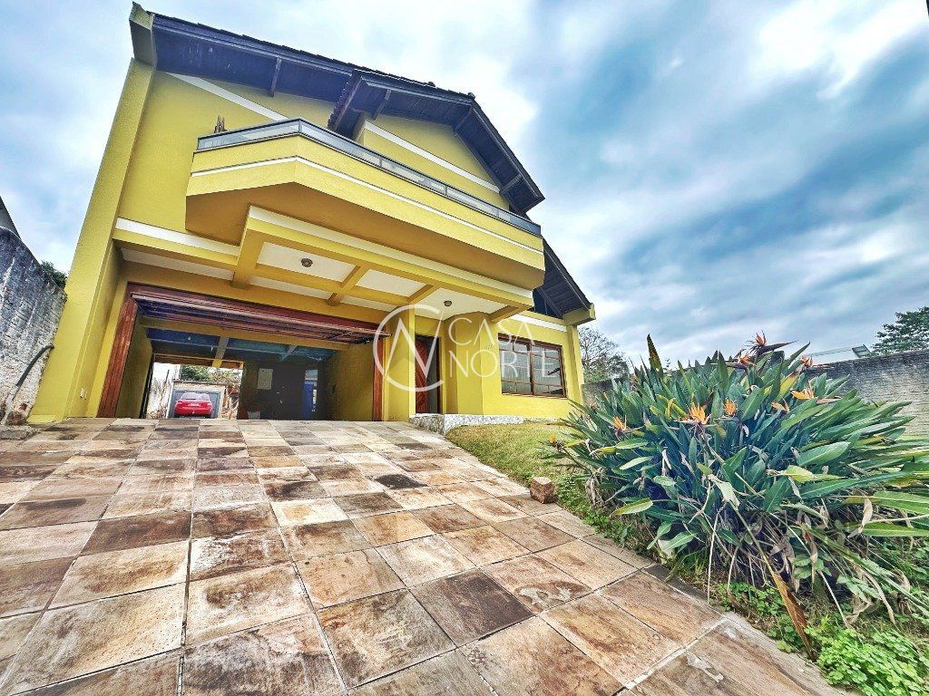 Casa à venda com 3 quartos, 255m², 1 suíte, 4 vagas, Rua Costa Lima no bairro Nonoai em Porto Alegre