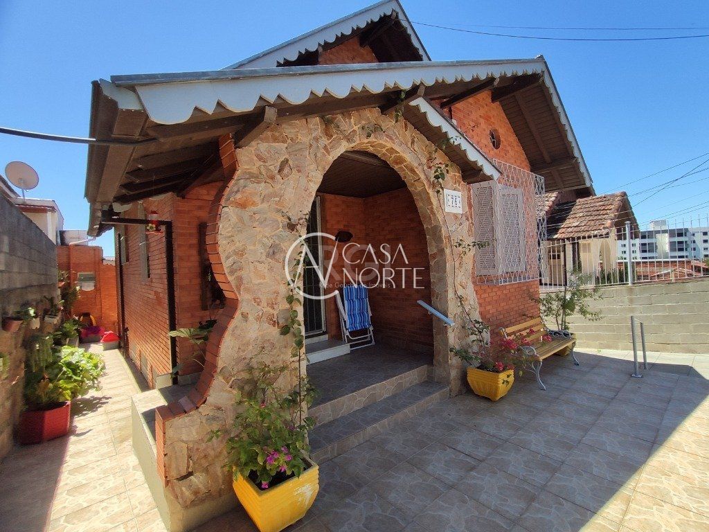 Casa à venda com 3 quartos, 142m², 2 vagas, Rua Bernardino dos Santos no bairro Teresópolis em Porto Alegre