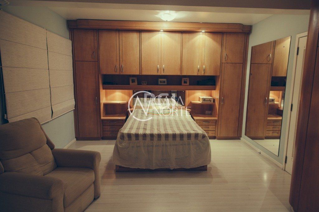 Casa à venda com 5 quartos, 900m², 2 suítes, 5 vagas, Rua Angelo Passuelo no bairro Vila Nova em Porto Alegre