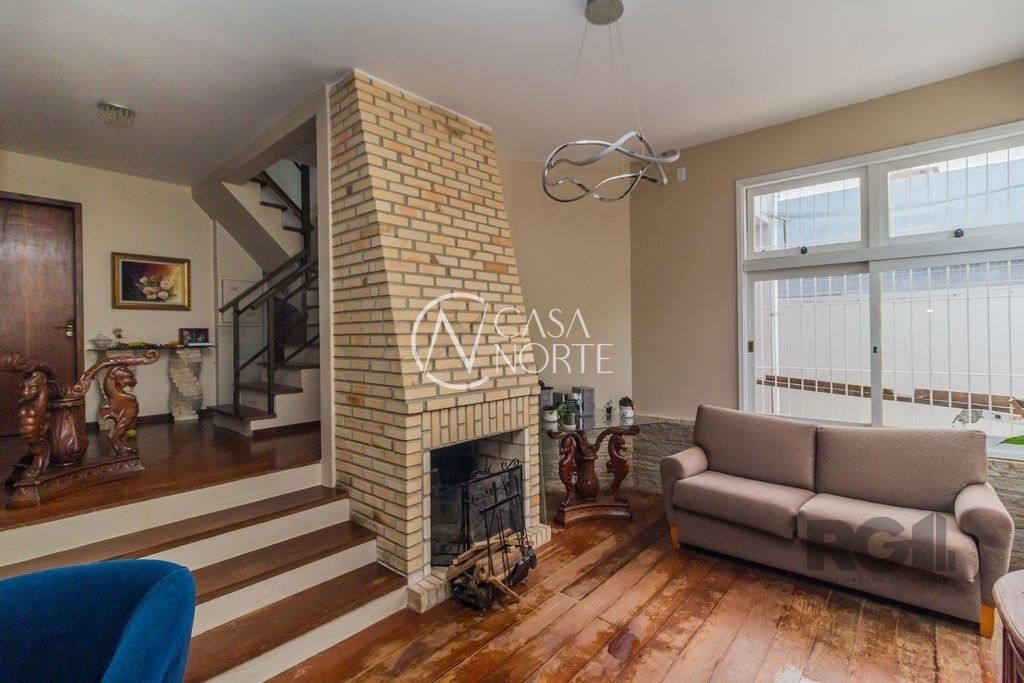 Casa à venda com 3 quartos, 230m², 1 suíte, 3 vagas, Rua Márcio Dias no bairro Nonoai em Porto Alegre