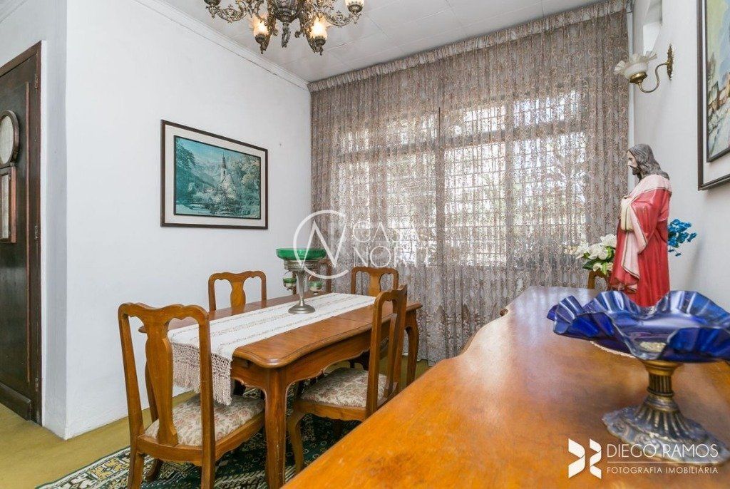 Casa à venda com 3 quartos, 198m², 1 suíte, 4 vagas, Rua Saica no bairro Petrópolis em Porto Alegre