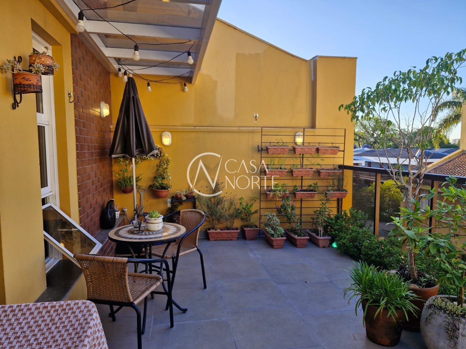 Casa de Condomínio à venda com 3 quartos, 166m², 1 suíte, 1 vaga, Rua General Gomes Carneiro no bairro Medianeira em Porto Alegre