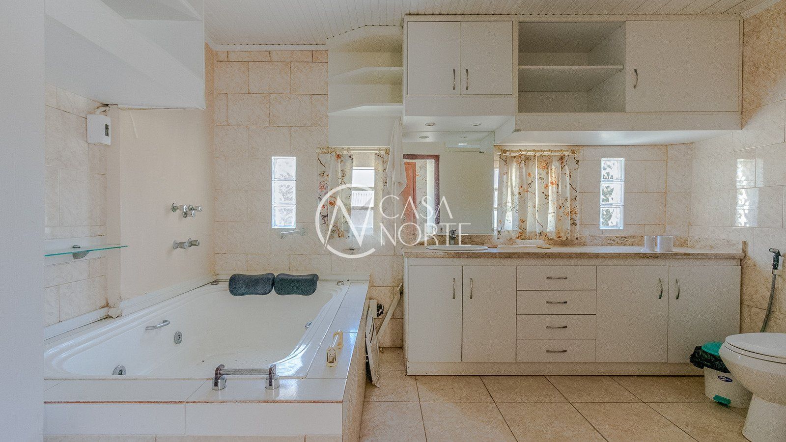 Casa à venda com 4 quartos, 308m², 4 suítes, 4 vagas, Rua Professor Fernando Carneiro no bairro Três Figueiras em Porto Alegre