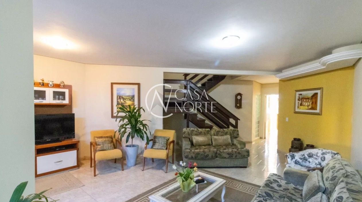 Casa à venda com 3 quartos, 235m², 1 suíte, 5 vagas, Rua Frederico Etzberger no bairro Nonoai em Porto Alegre