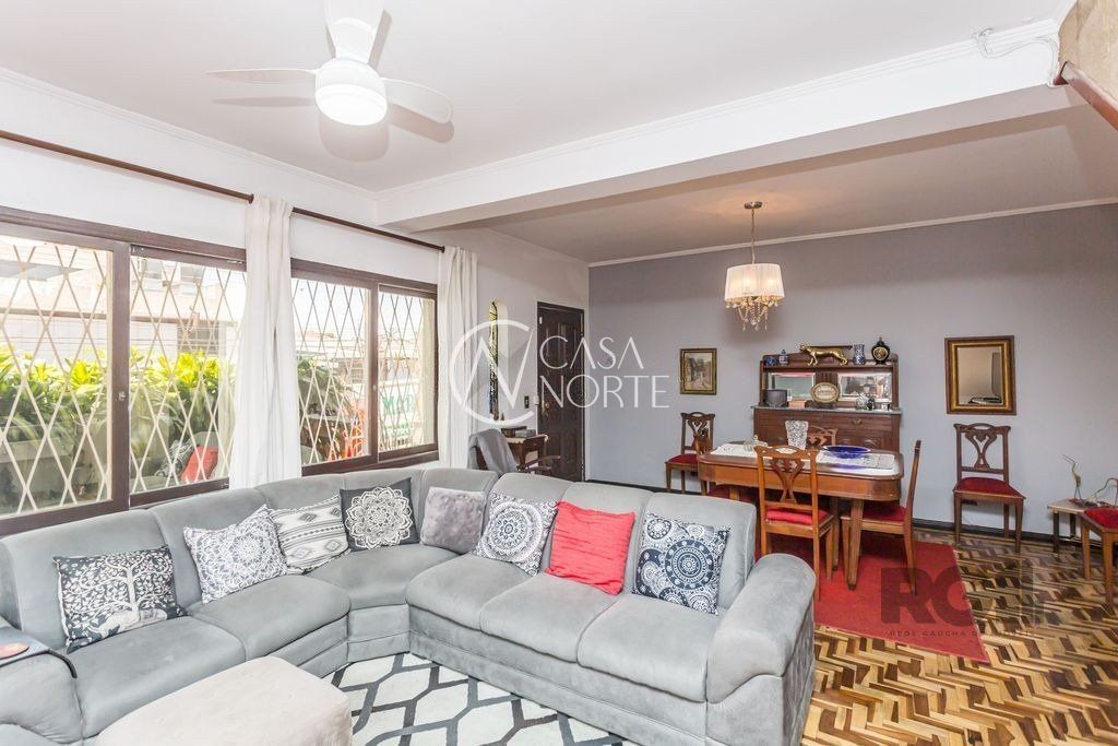 Casa à venda com 3 quartos, 210m², 2 suítes, 2 vagas, Rua Petronilla Cogo no bairro Parque Santa Fé em Porto Alegre