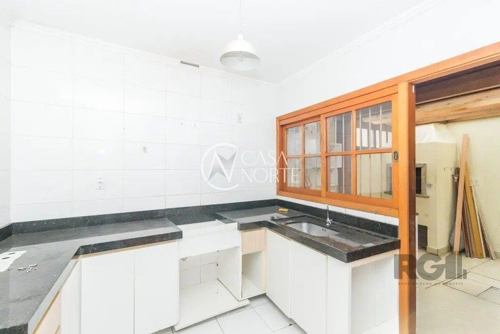 Casa à venda com 3 quartos, 132m², 1 suíte, 2 vagas, Avenida Nestor Valdman no bairro Jardim Itu em Porto Alegre