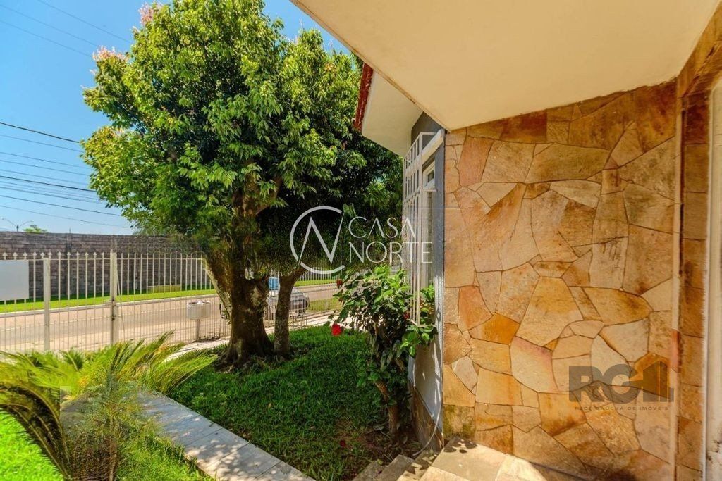 Casa à venda com 3 quartos, 72m², 1 suíte, 3 vagas, Rua dos Maias no bairro Rubem Berta em Porto Alegre