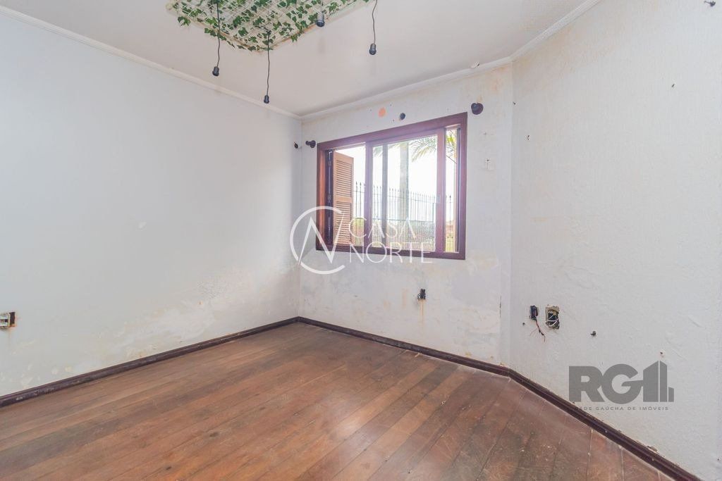 Casa à venda com 3 quartos, 240m², 1 suíte, 6 vagas, Rua Jacob Philippsen no bairro Sarandi em Porto Alegre