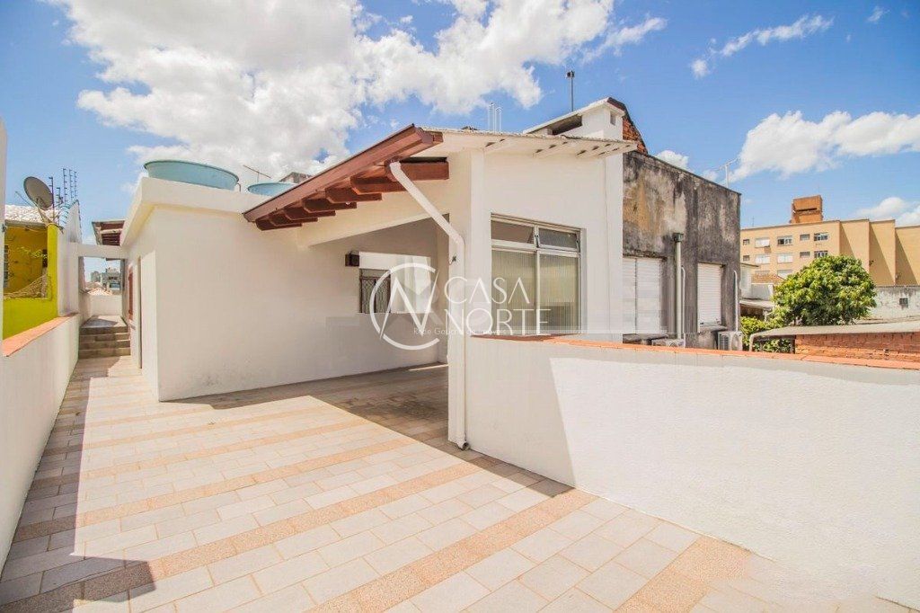 Casa à venda com 3 quartos, 440m², 2 suítes, 2 vagas, Rua Doutor Sebastião Leao no bairro Azenha em Porto Alegre
