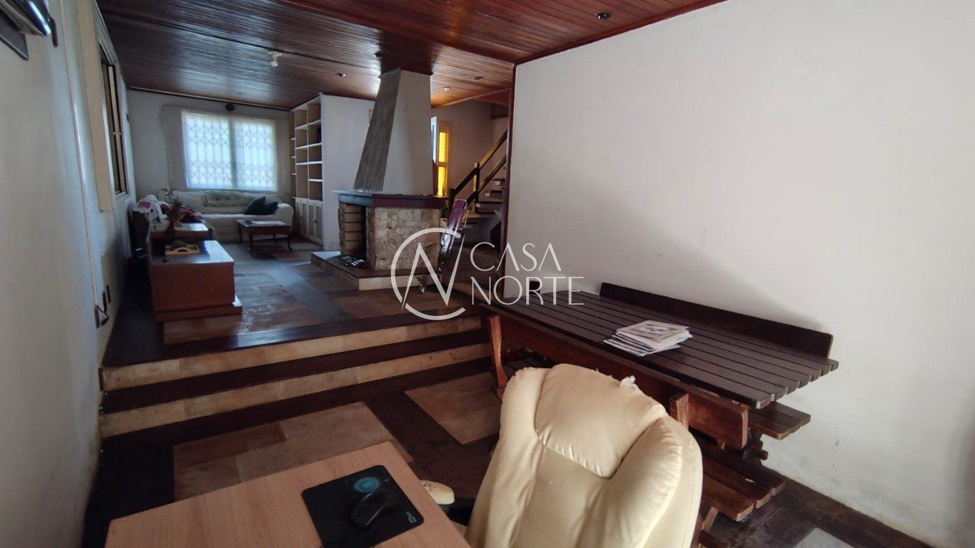 Casa à venda com 3 quartos, 277m², 1 suíte, 3 vagas, Rua Amapá no bairro Vila Nova em Porto Alegre