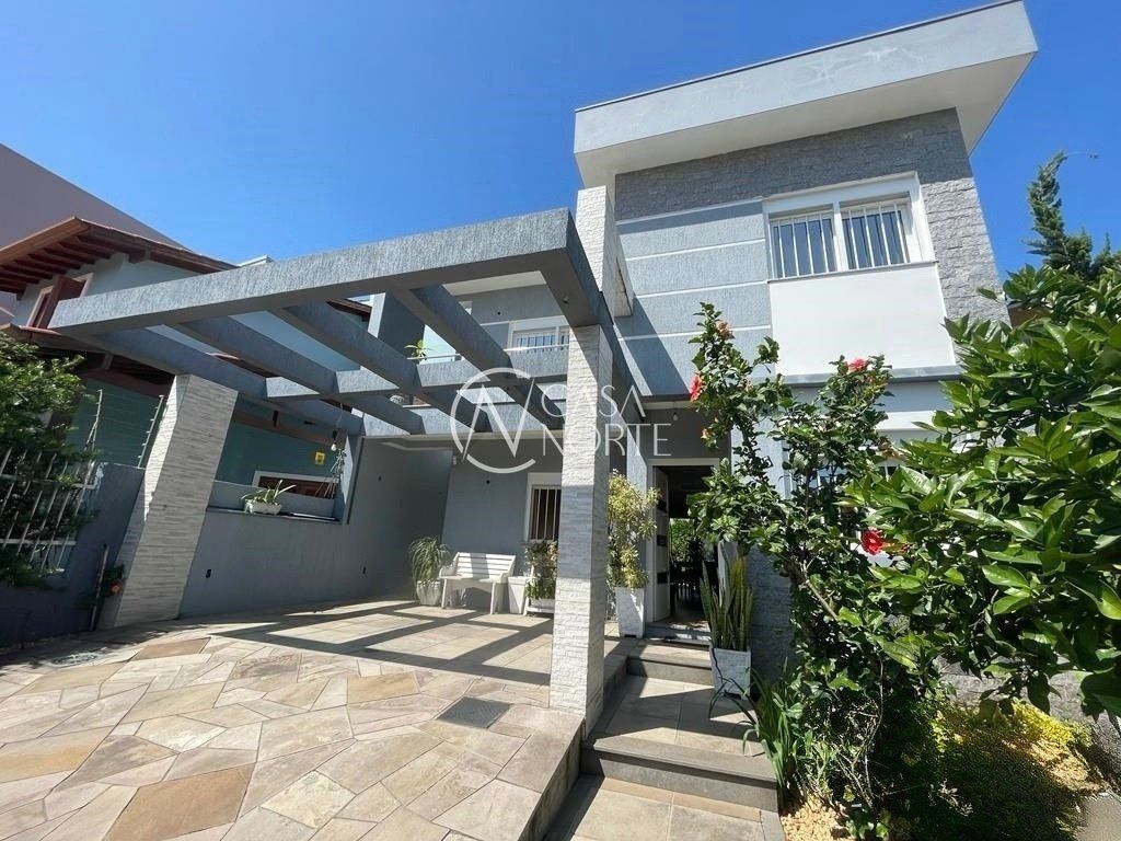 Casa à venda com 3 quartos, 151m², 1 suíte, 2 vagas, Rua Théo Benevenuto no bairro Sarandi em Porto Alegre