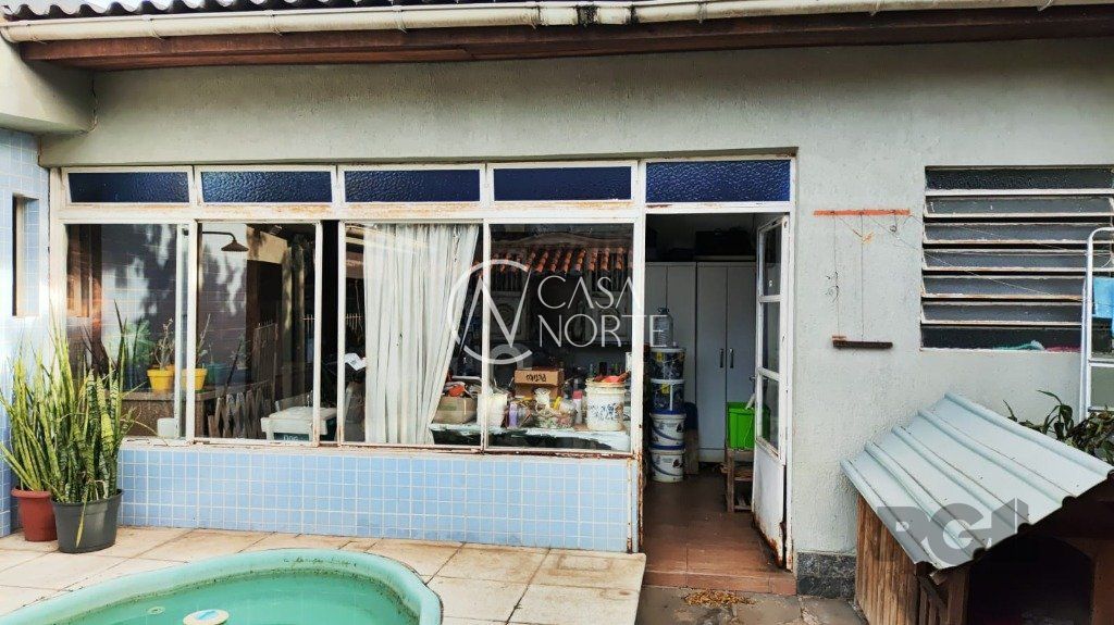 Casa à venda com 3 quartos, 300m², 1 suíte, 4 vagas, Rua Lola de Oliveira no bairro Parque Santa Fé em Porto Alegre