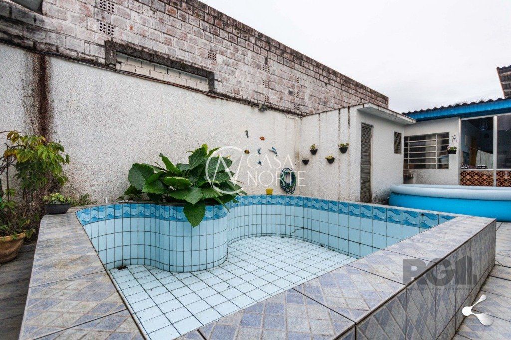 Casa à venda com 3 quartos, 240m², 1 suíte, 3 vagas, Rua Coronel Massot no bairro Cristal em Porto Alegre