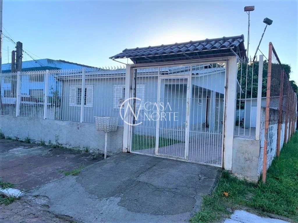 Casa à venda com 3 quartos, 175m², 3 vagas, Rua Padre Leo Seibel no bairro Passo das Pedras em Porto Alegre